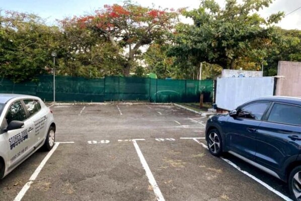 La place de parking est la 2ème à droite après le portail en rentrant.