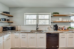 Kitchen | Single Story | Trash Bags & Paper Towels Provided