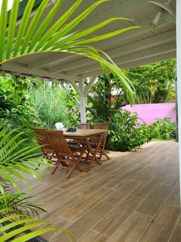 Outdoor dining