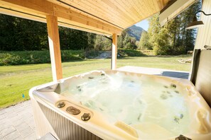 Outdoor spa tub