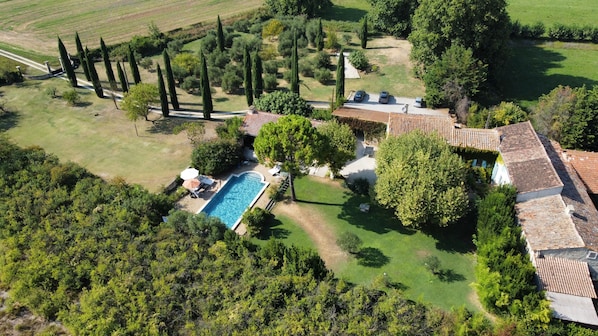 Le Mas des Perrines vue du ciel, la bâtisse, la piscine, l'allée de cyprès