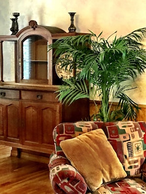 Furniture, Indoors, Living Room, Couch, Cushion