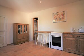 Kitchen & breakfast bar