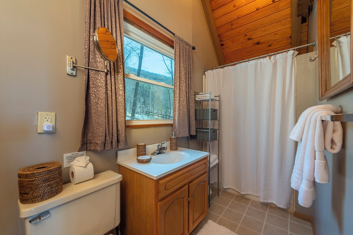 ⭐️Discounted Rate⭐️ Mountain Views⛰️, Fire Pit , Wifi, Grill, Wolf Laurel Resort.