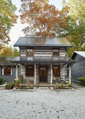 The Wren: vintage log cabin