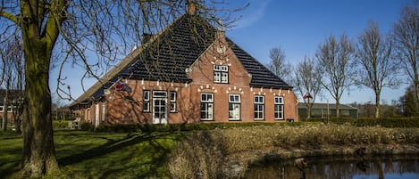 Voorgevel Prikkebosk 
tuin met water is niet toegankelijk voor (kleine) gasten.