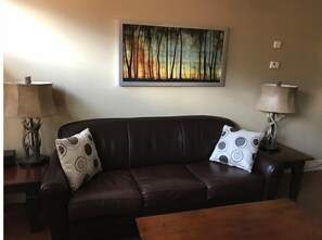 Mountain resort themed living room decor with basic elegance.