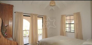 Master Bedroom - views of the harbour, closets, ceiling fan