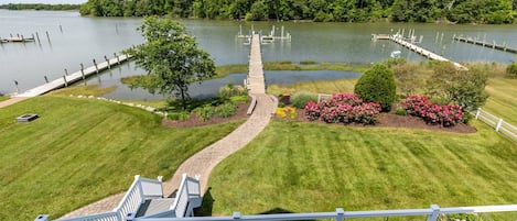 Come relax Eastern-Shore style at "A Shore Thing" on the water.