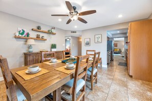 Nice layout with plenty of room for everyone to spread out!