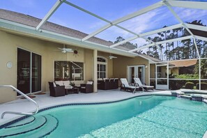 Lounge poolside!
