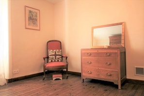 King-size bedroom dressing area