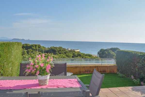 Apartment with a spectacular views,  Terrace with garden private.Comnmunity pool