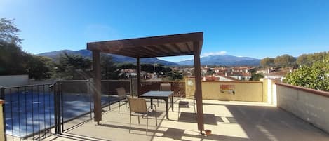 Vue sur le Mont Canigou depuis la terrasse