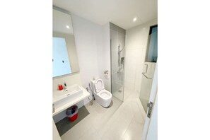 Full Bathroom 1