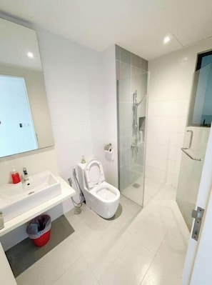 Full Bathroom 1