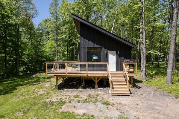 "The house was neat, clean and very peaceful. Definitely off the beaten path. We enjoyed the quiet sounds of nature. Small but didn’t feel small and we had everything we needed including firewood. We left feeling very relaxed!!" - Airbnb guest review