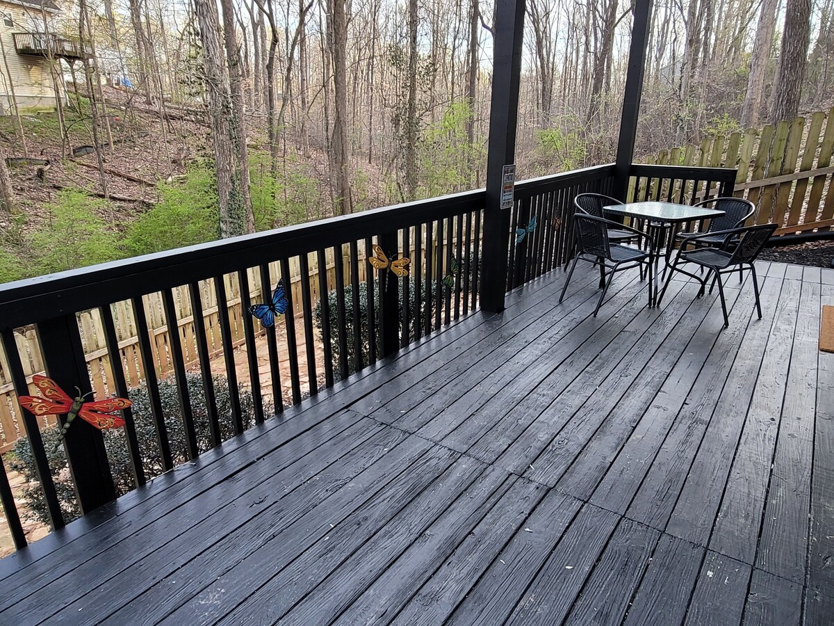 NEWLY remodeled house. Close to Vineyards & Lake Lanier