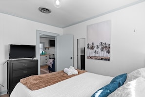 Queen Bedroom w/ 32' Roku
