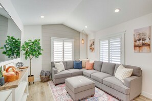 Living Room | Smart TV | Free WiFi | Central A/C & Heating