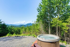 Mountain Views | Driveway Parking (4 Vehicles)