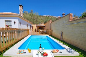 Apero at the pool, isn't that a good idea?