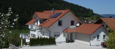 Haus mit Parkfläche
