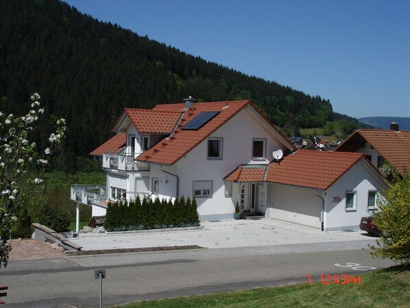 Haus mit Parkfläche
