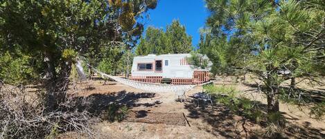 27' remodeled fifth wheel set in the pines. campfire, hammock, BBQ 