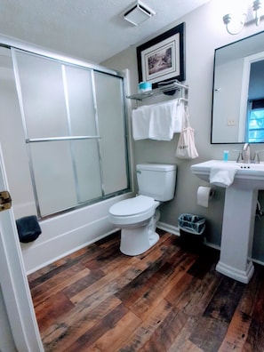 The Ward Room en-suite bathroom