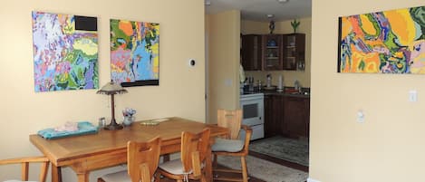 Common Area / Kitchen, Dining Table
#SheridanWyomingVRBO