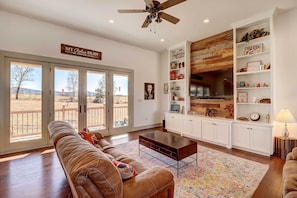 Living Room | Free WiFi | Central A/C | Smart TV