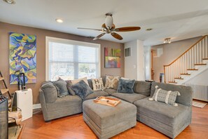 Living Room | Free WiFi | Central A/C | Smart TV