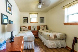 2nd Bedroom: 2 twin beds