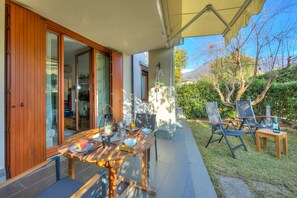 The garden with the dining table