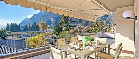 Zona de comedor al aire libre