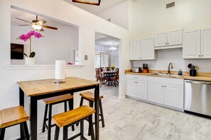 Kitchen | 1-Story House | In-Unit Laundry | 7 Mi to River Street