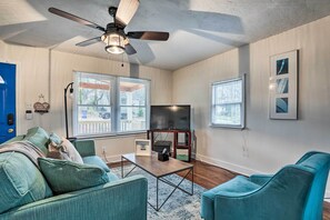 Living Room | Central A/C | Smart TV | Queen Sleeper Sofa | Free WiFi