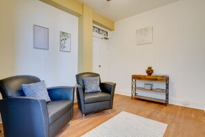 Living Room | Main Floor | Central Air Conditioning | Smart TV