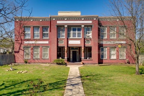 Schertz Vacation Rental | 2BR | 1BA | Stairs Required to Enter