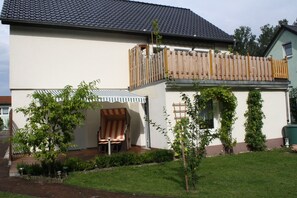 Sonnenterrasse der Ferienwohnung im EG des Wohnhauses des Gastgebers