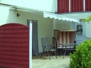 Sonnenterrasse mit Strandkorb und Zugang zur FeWo