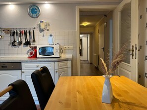 Komplett ausgestattete Küche mit  Esstisch