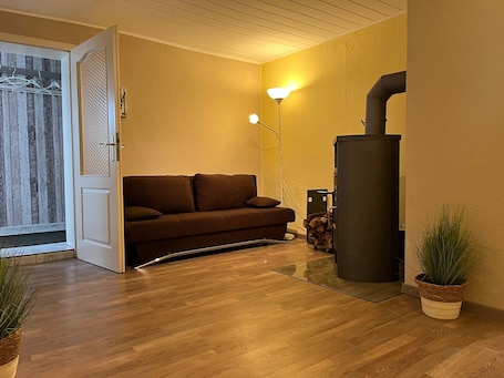 Diele mit Kamin und Schlafcouch (1.40x2m)