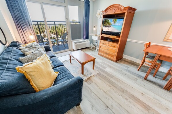 Large Family Room with Direct Oceanfront Views, Beautifully Decorated