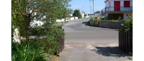 L'Arrondi rue des perles face à la propriété à 150 mètres de la plage