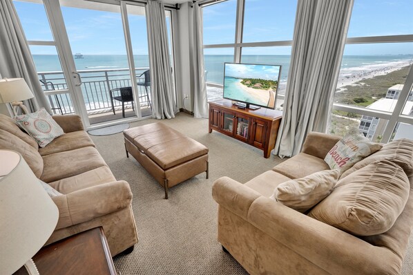 Amazing Living Room with Views of the Ocean 🌊☀️