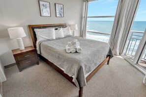Main Bedroom with View of Ocean🌊☀️