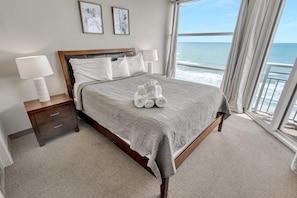 Main Bedroom with View of Ocean🌊☀️