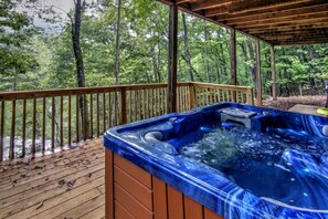 JW Hidden Lakes - Hot Tub - Ellijay Cabin Rental